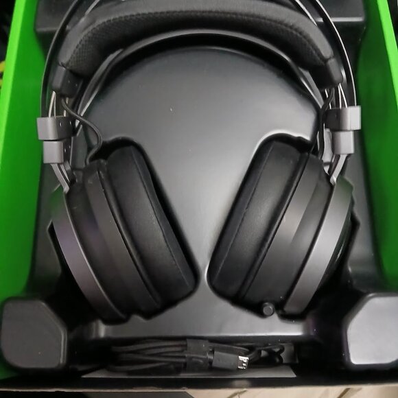 Razer Nari Ultimate Wireless Gaming Headset with Mic and Haptic Technology - Picture 2 of 13